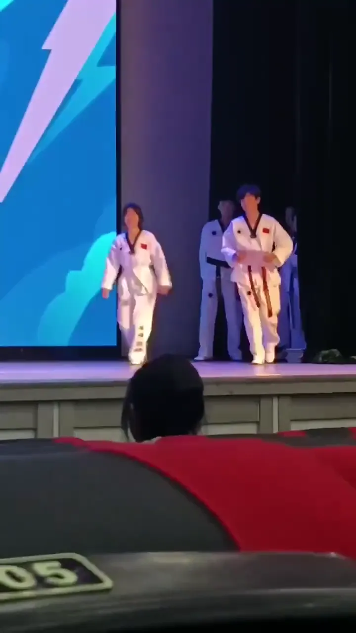 Quick and merciless prank that is short but absolutely savage with a priceless reaction