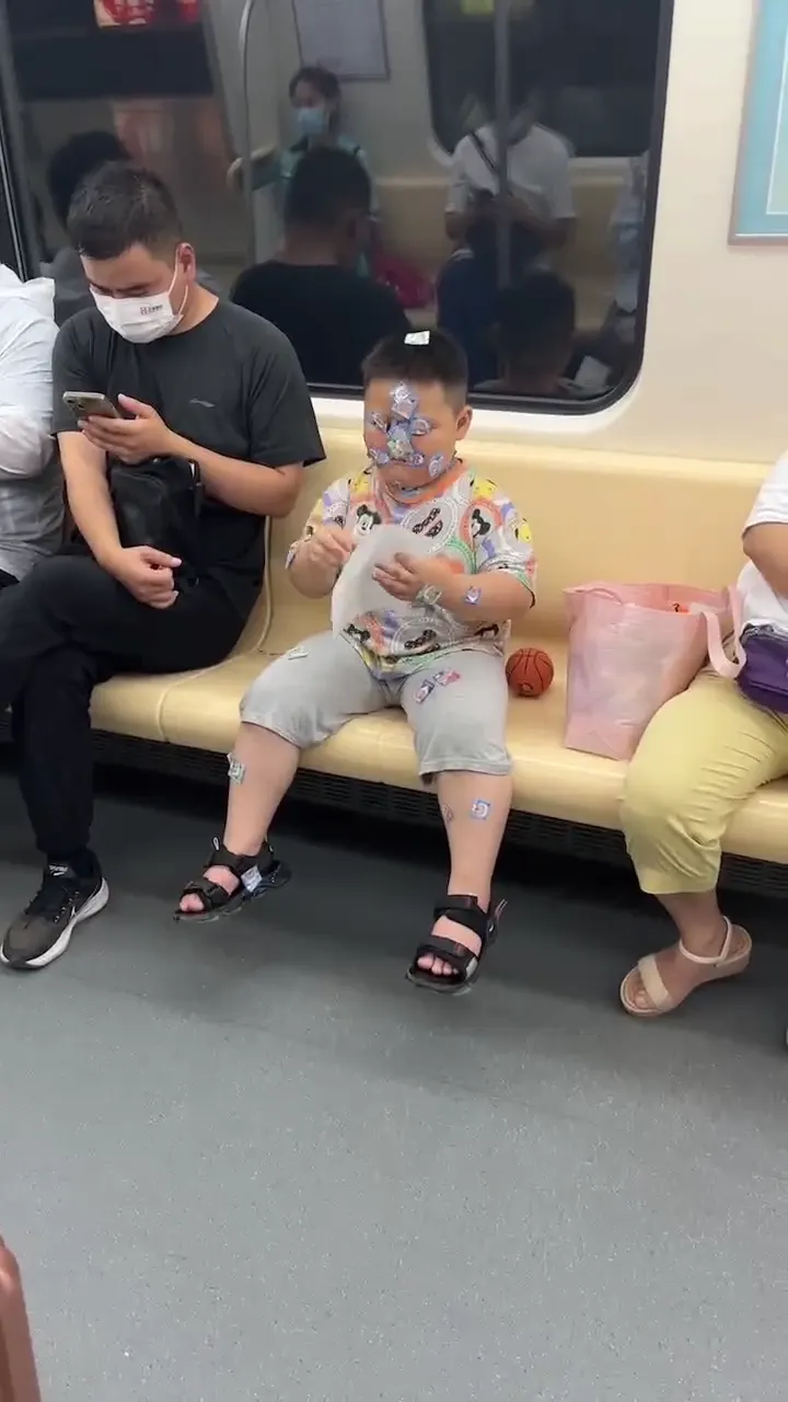 Girl entertaining herself in the most hilarious and unexpected way caught on camera