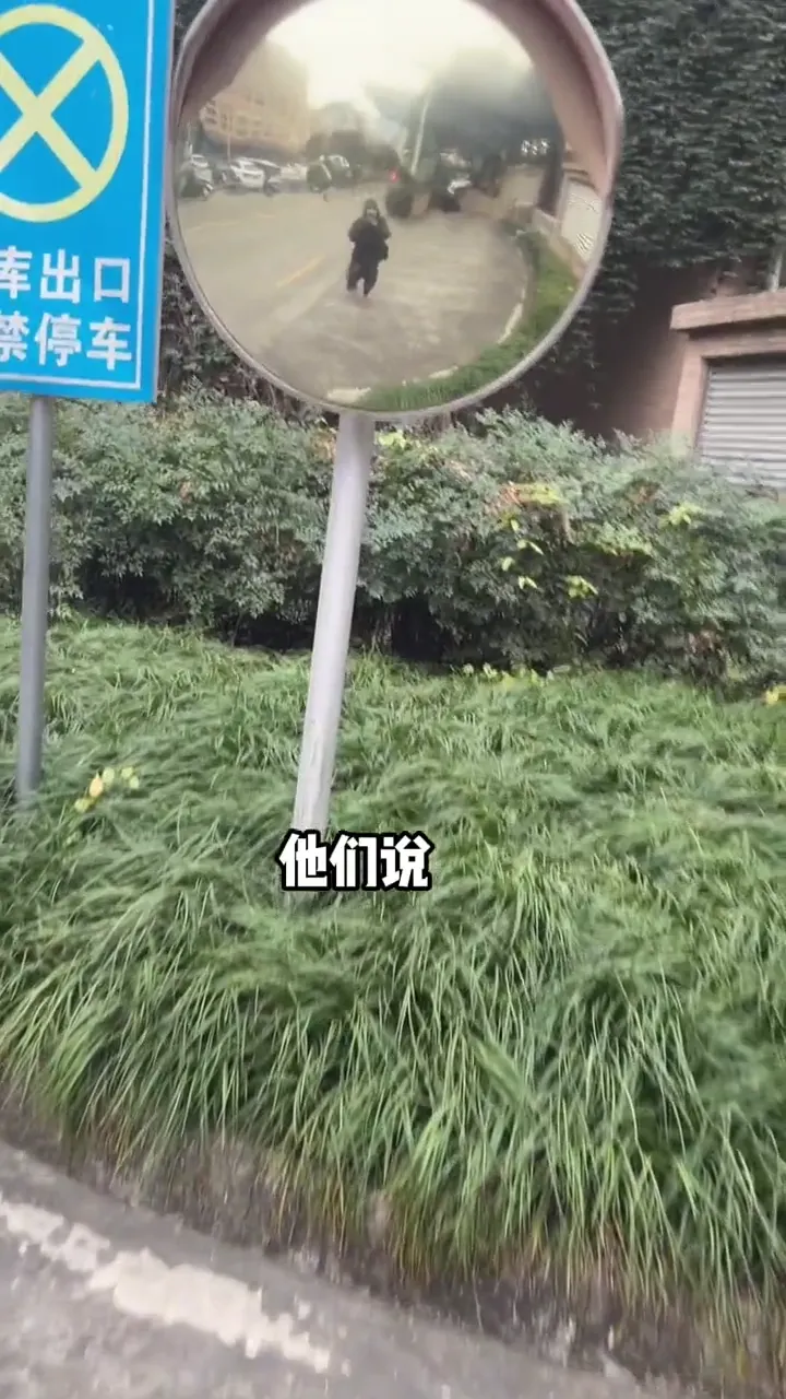 Funny girl moment caught on camera showing the most entertaining self-amusement ever
