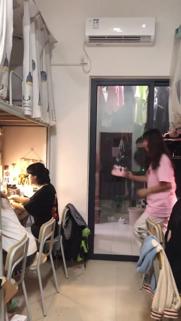 Hilarious dorm life moment caught on camera with the funniest unexpected outcome