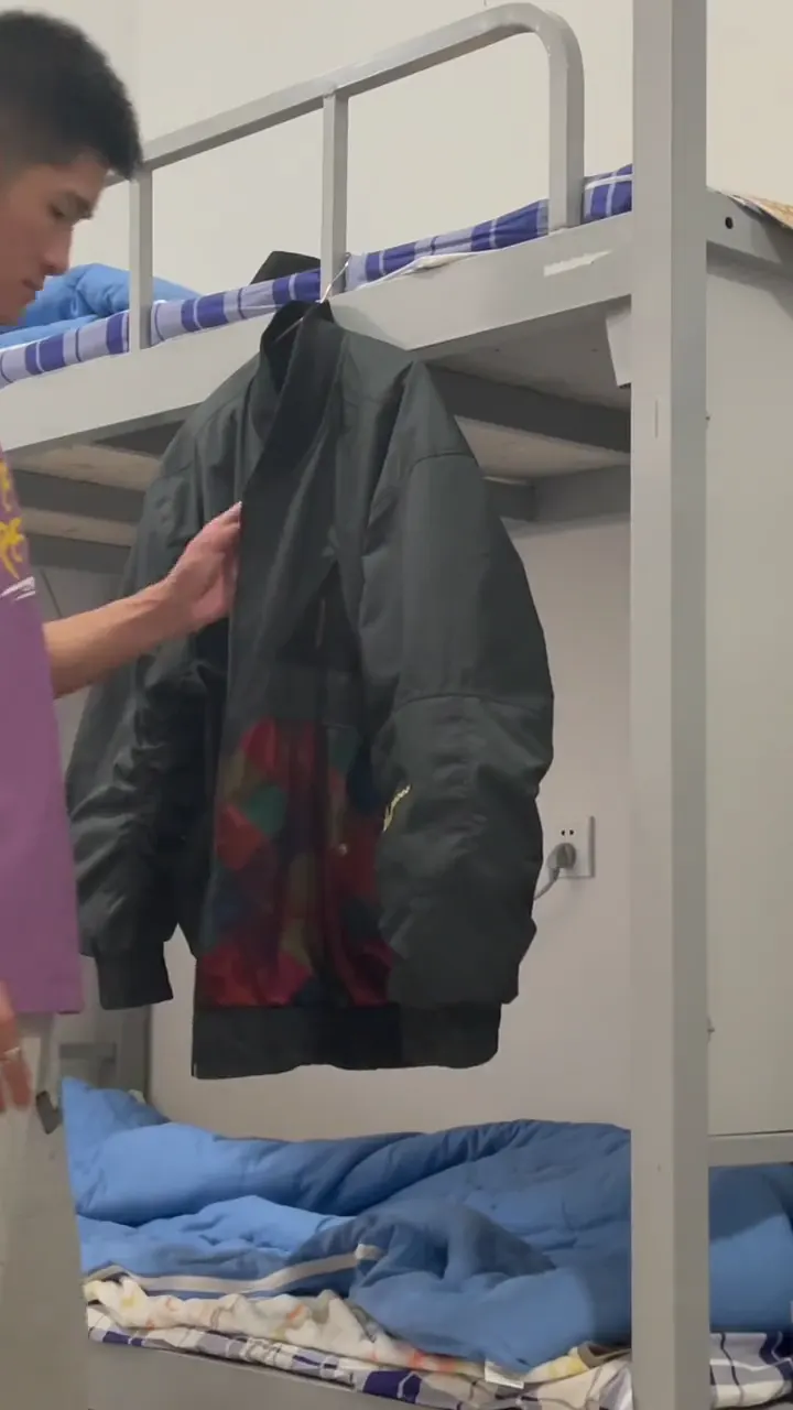 Hilarious dorm life moment caught on camera with the funniest unexpected outcome