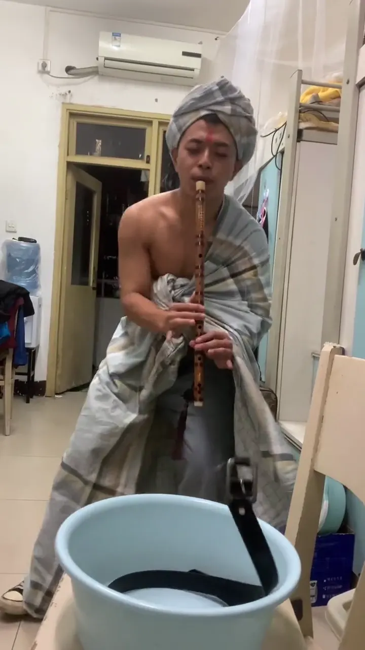 Hilarious dorm life moment caught on camera with the funniest unexpected outcome