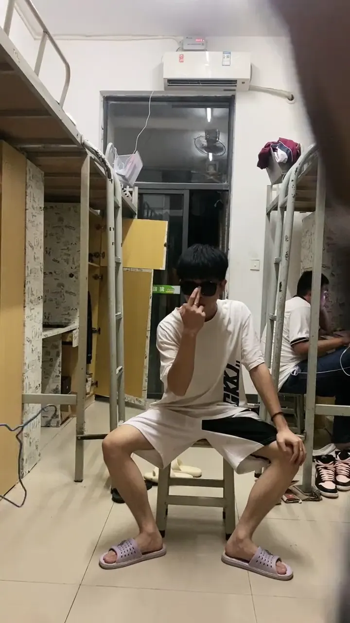 Hilarious dorm life moment caught on camera with the funniest unexpected outcome
