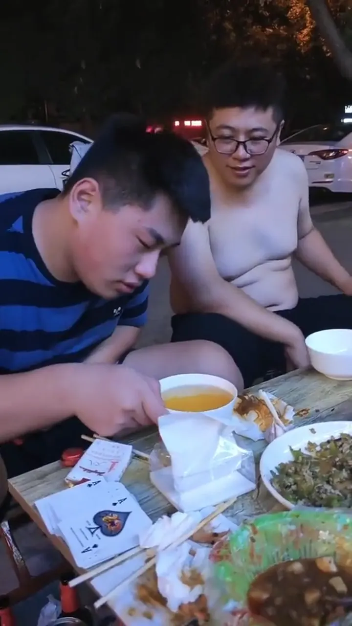 Hilarious drinking moment caught on camera with the funniest unexpected outcome