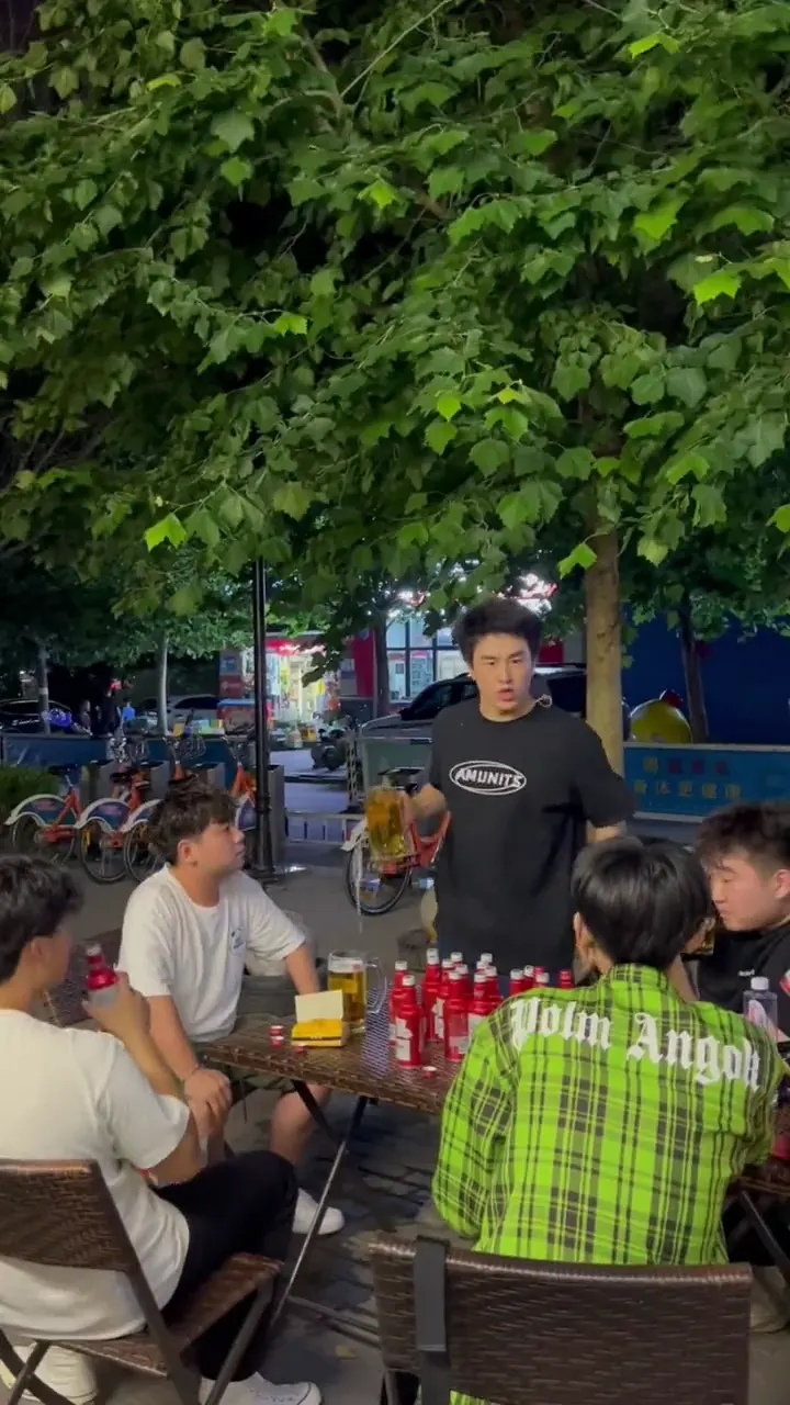 Hilarious drinking moment caught on camera with the funniest unexpected outcome