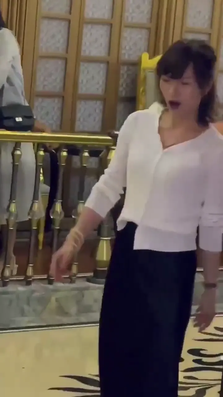 Hilarious drinking moment caught on camera with the funniest unexpected outcome