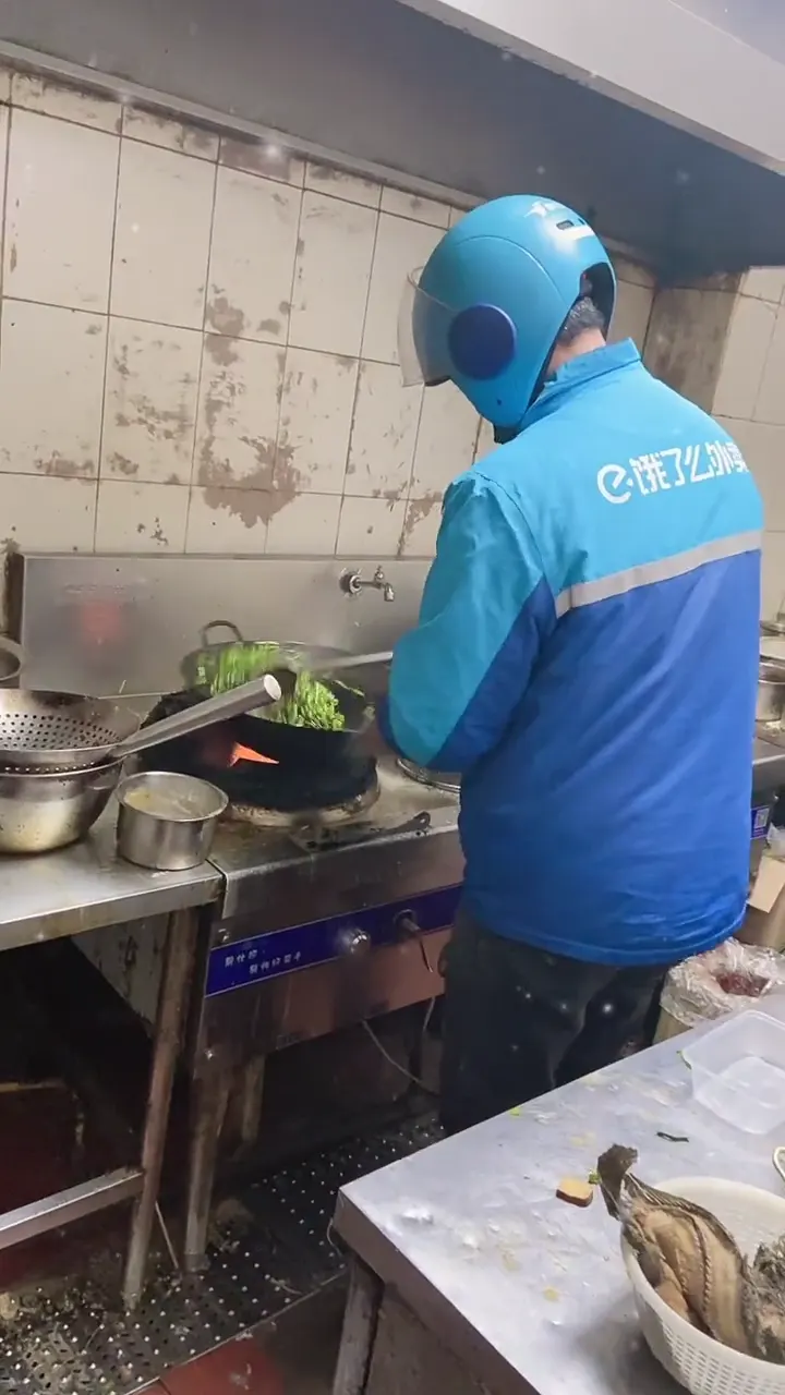 Delivery driver caught in an unexpectedly hilarious moment that went completely viral