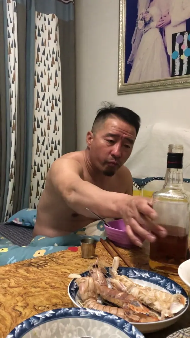 Singer performing a powerful Cantonese cover with impressive vocal range