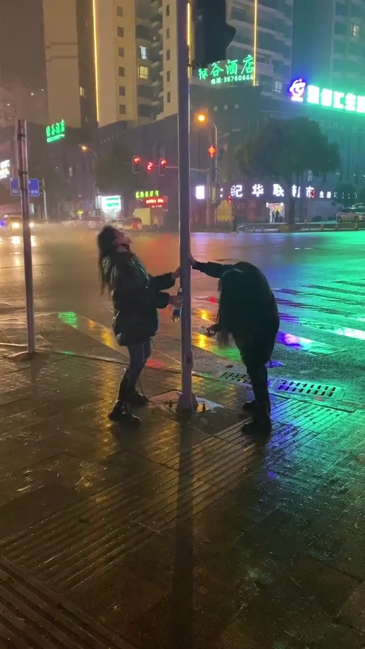 Girl doing something hilariously illogical and confusing after a few drinks